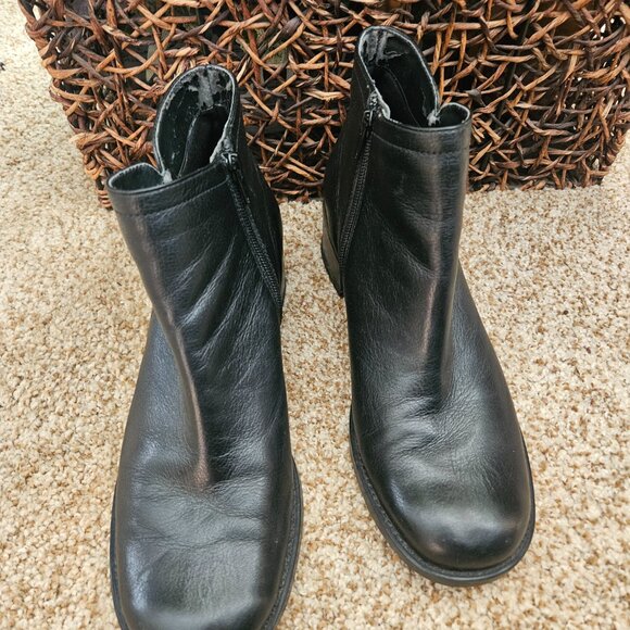 Rockport Black Leather Ankle Booties | Size 9 | 2" Heel, Side Zip - Picture 7 of 8
